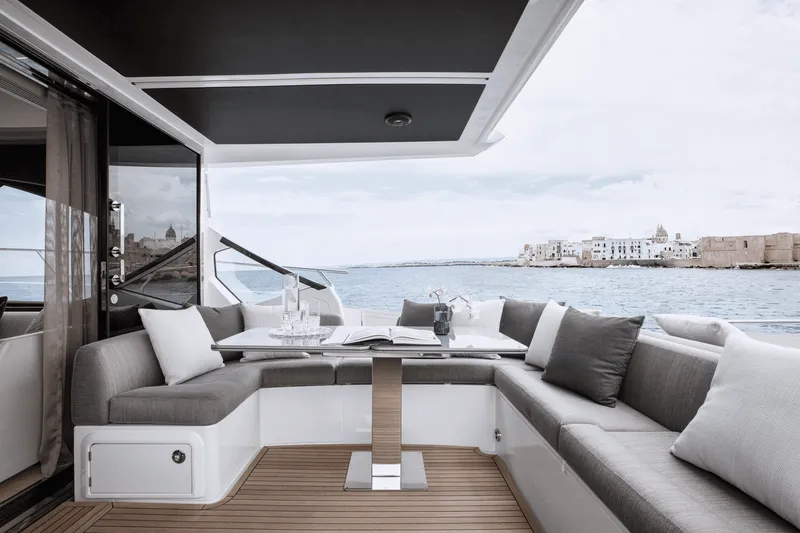 Slide: The Image of Azimut S6 2023 - 10