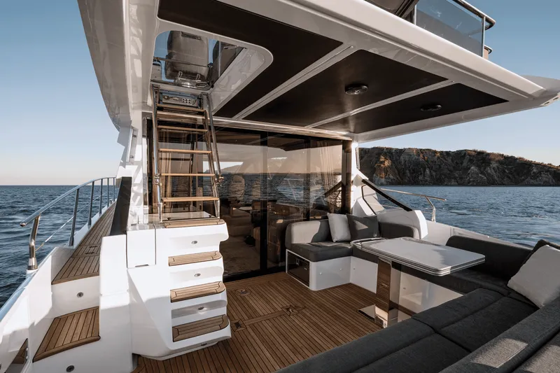 Slide: The Image of Azimut S6 2023 - 11