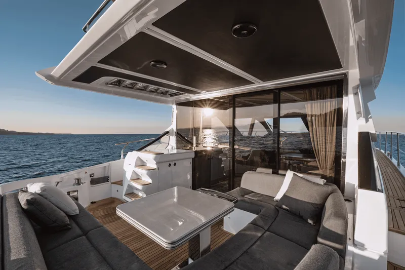 Slide: The Image of Azimut S6 2023 - 13