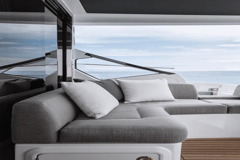 Slide: The Image of Azimut S6 2023 - 18