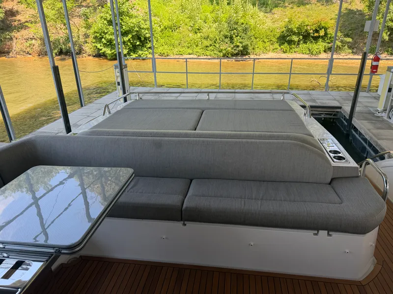 Slide: The Image of Azimut S6 2023 - 21