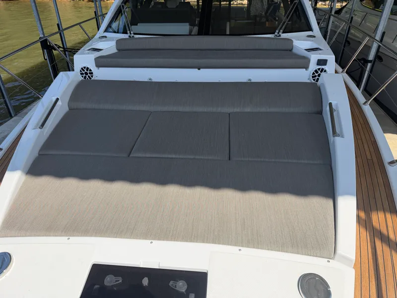 Slide: The Image of Azimut S6 2023 - 18