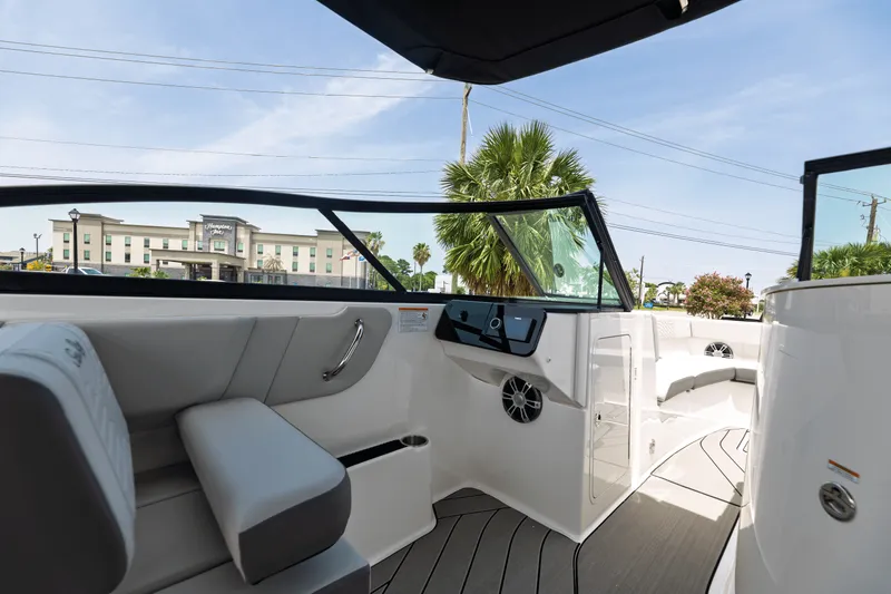 Slide: The Image of Sea Ray SDX 270 Surf 2025 - 16