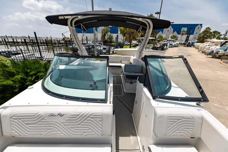 Slide: The Image of Sea Ray SDX 270 Surf 2025 - 19