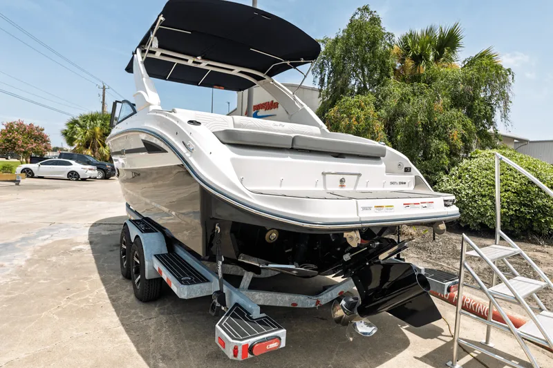 Slide: The Image of Sea Ray SDX 270 Surf 2025 - 27