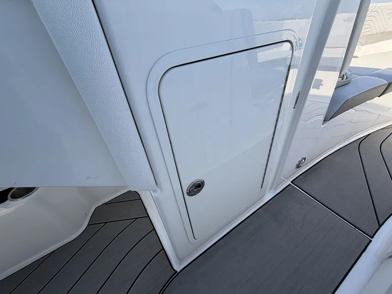 Slide: The Image of Sea Ray SDX 270 Surf 2025 - 32