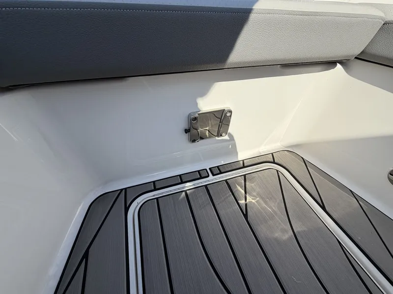Slide: The Image of Sea Ray SDX 270 Surf 2025 - 34