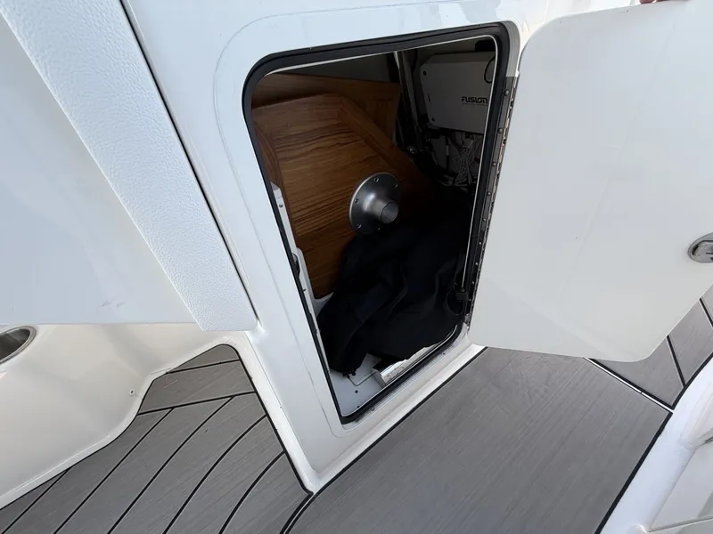 Slide: The Image of Sea Ray SDX 270 Surf 2025 - 35