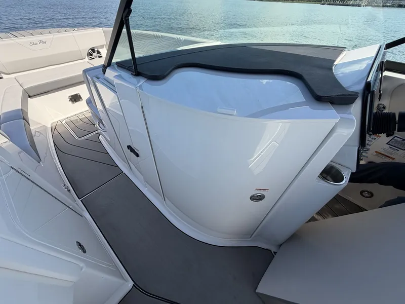 Slide: The Image of Sea Ray SDX 270 Surf 2025 - 38