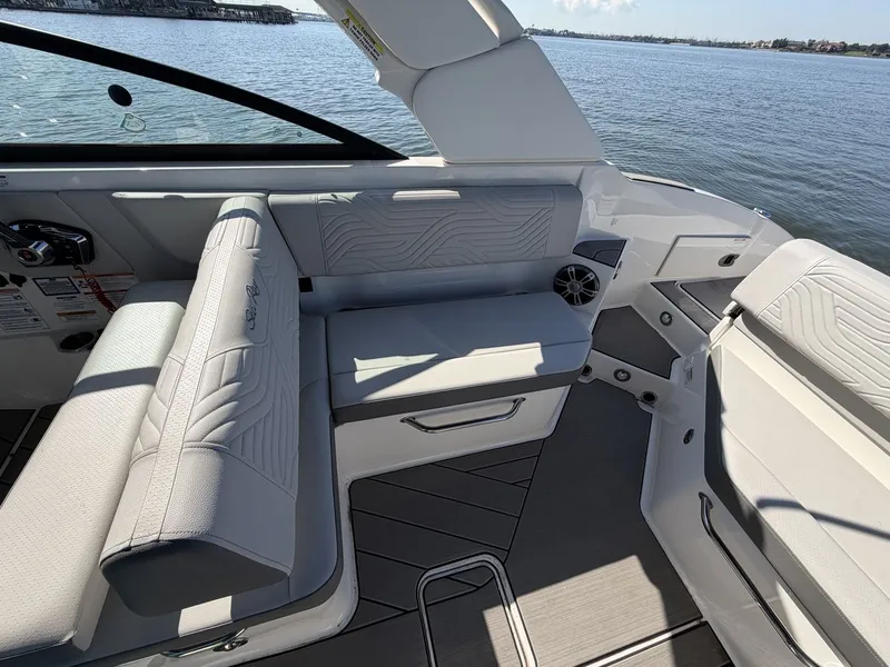 Slide: The Image of Sea Ray SDX 270 Surf 2025 - 43