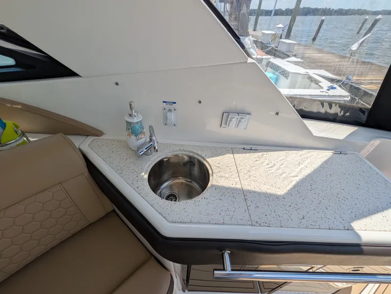 Slide: The Image of Sea Ray 320 SUNDANCER 2019 - 12