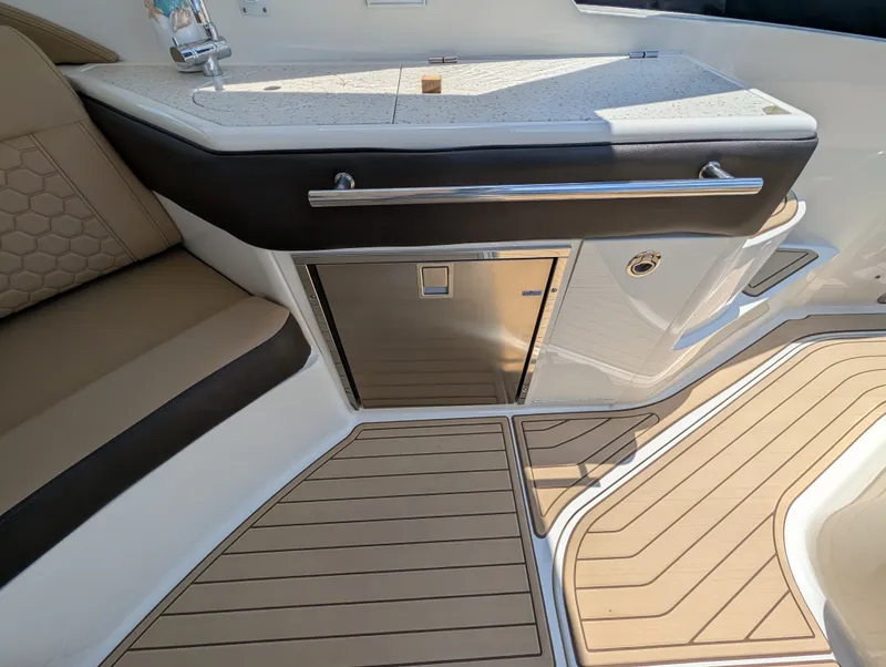 Slide: The Image of Sea Ray 320 SUNDANCER 2019 - 13