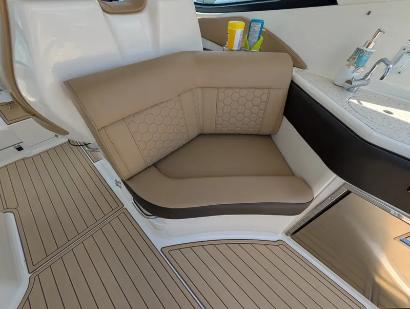 Slide: The Image of Sea Ray 320 SUNDANCER 2019 - 14