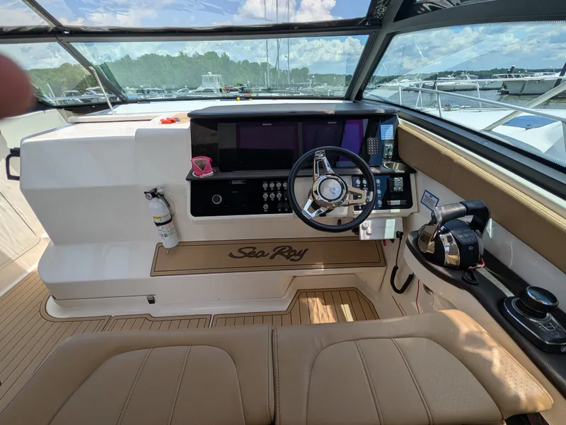 Slide: The Image of Sea Ray 320 SUNDANCER 2019 - 15