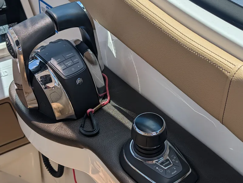 Slide: The Image of Sea Ray 320 SUNDANCER 2019 - 16