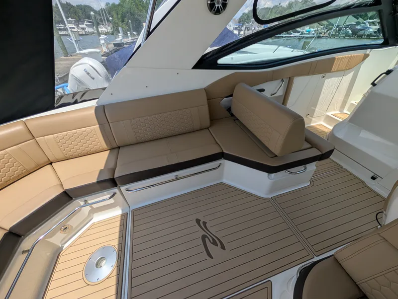 Slide: The Image of Sea Ray 320 SUNDANCER 2019 - 17