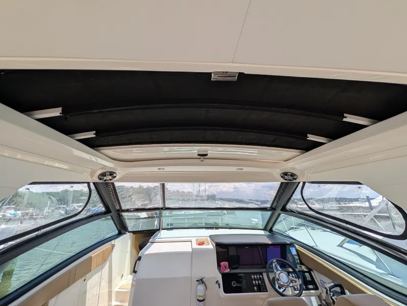 Slide: The Image of Sea Ray 320 SUNDANCER 2019 - 18