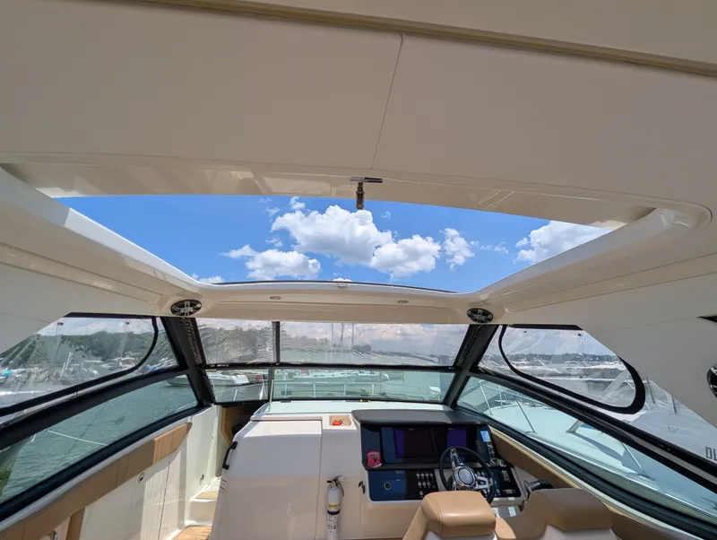 Slide: The Image of Sea Ray 320 SUNDANCER 2019 - 19