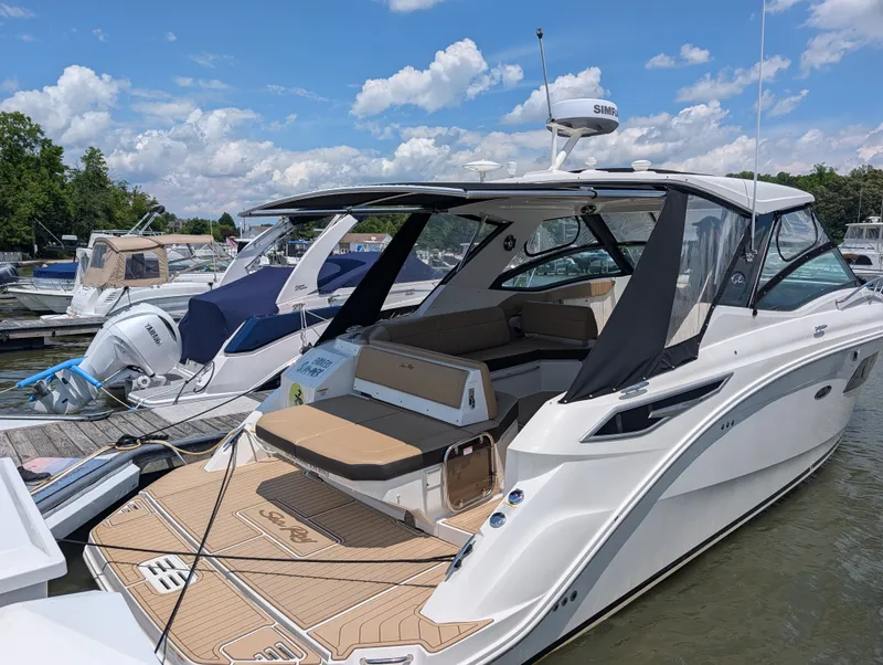 Slide: The Image of Sea Ray 320 SUNDANCER 2019 - 21