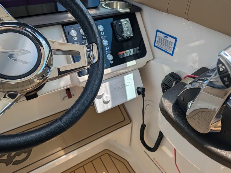 Slide: The Image of Sea Ray 320 SUNDANCER 2019 - 22