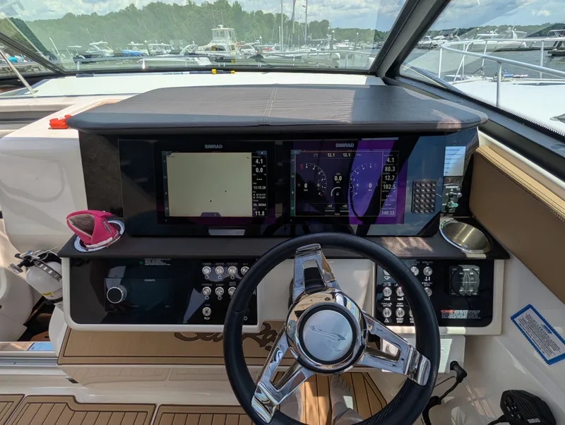 Slide: The Image of Sea Ray 320 SUNDANCER 2019 - 24