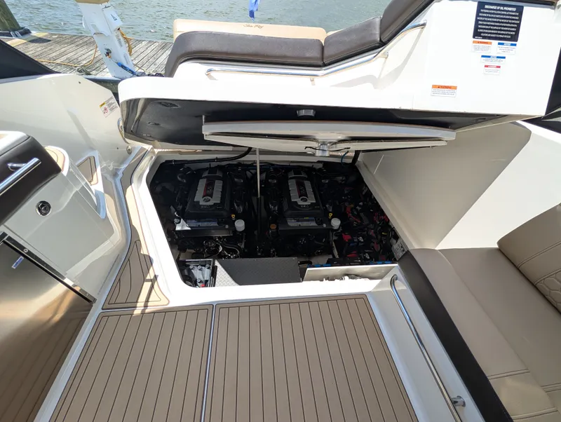 Slide: The Image of Sea Ray 320 SUNDANCER 2019 - 25