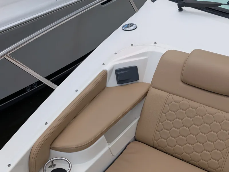 Slide: The Image of Sea Ray 320 SUNDANCER 2019 - 35