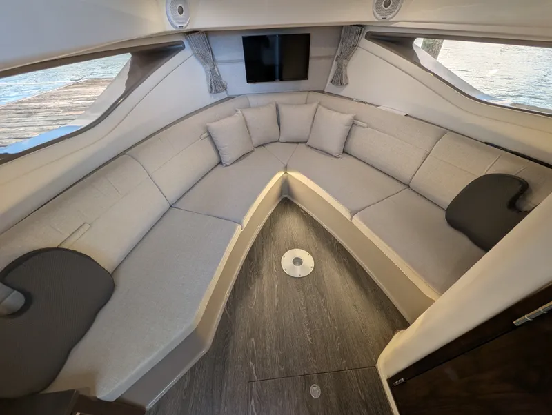 Slide: The Image of Sea Ray 320 SUNDANCER 2019 - 37