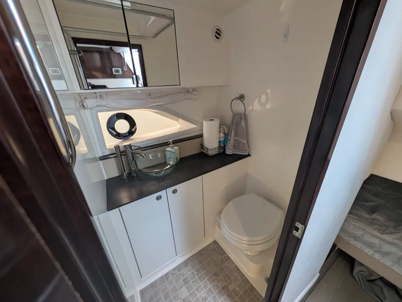 Slide: The Image of Sea Ray 320 SUNDANCER 2019 - 38