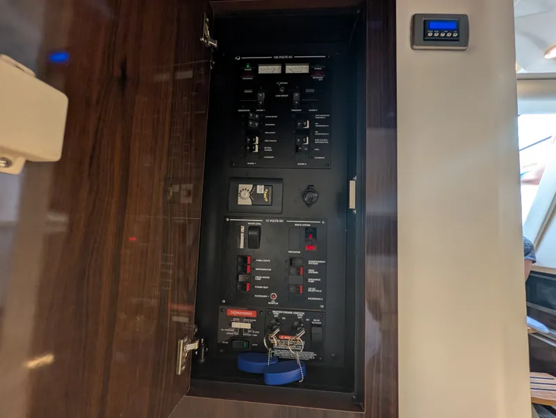 Slide: The Image of Sea Ray 320 SUNDANCER 2019 - 39