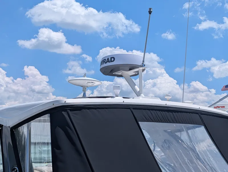 Slide: The Image of Sea Ray 320 SUNDANCER 2019 - 4