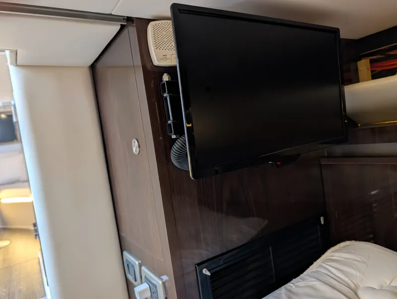 Slide: The Image of Sea Ray 320 SUNDANCER 2019 - 41