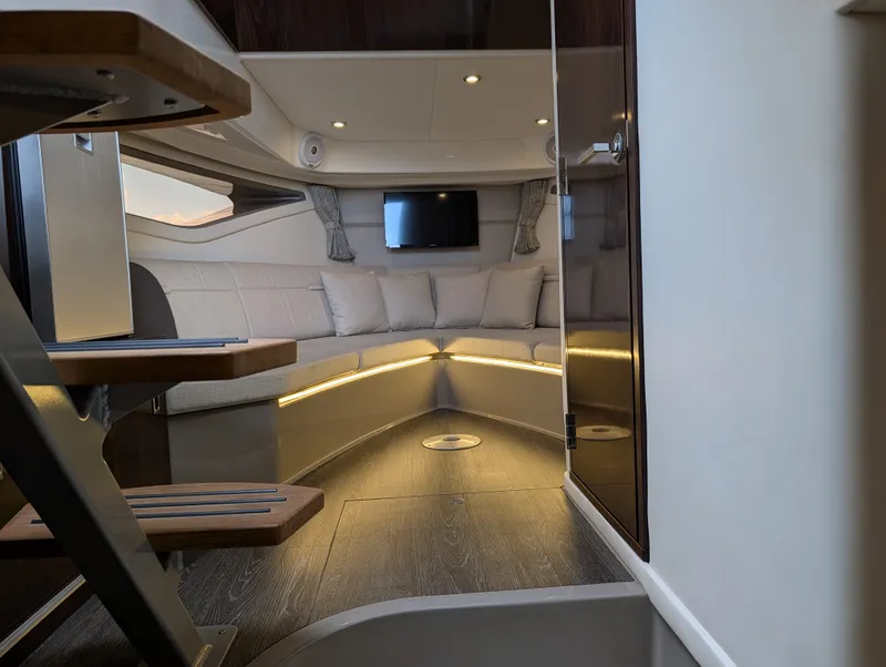 Slide: The Image of Sea Ray 320 SUNDANCER 2019 - 42