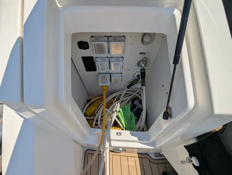Slide: The Image of Sea Ray 320 SUNDANCER 2019 - 6