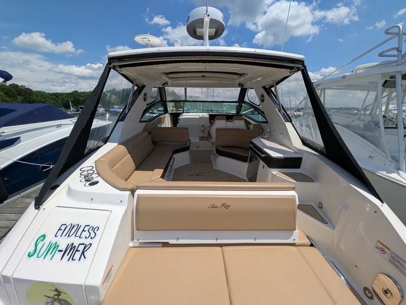 Slide: The Image of Sea Ray 320 SUNDANCER 2019 - 8