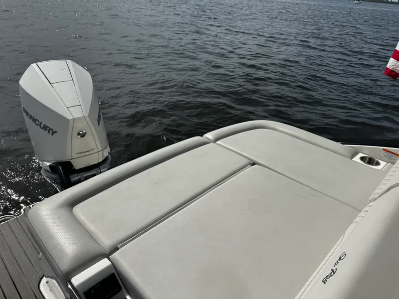 Slide: The Image of Sea Ray 260 SLX OB 2025 - 13