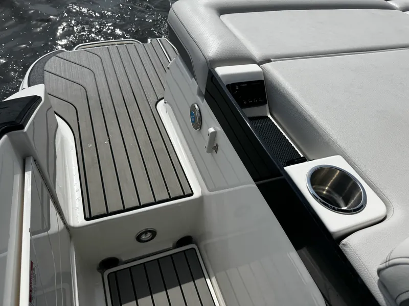 Slide: The Image of Sea Ray 260 SLX OB 2025 - 14