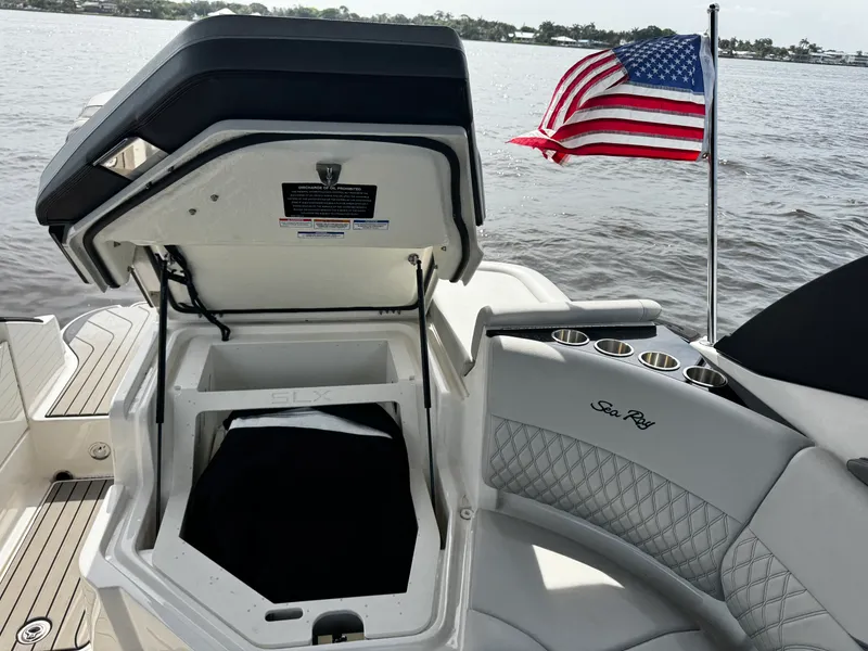 Slide: The Image of Sea Ray 260 SLX OB 2025 - 15