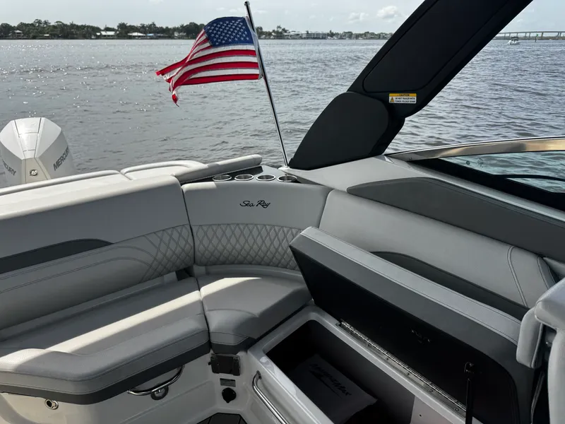 Slide: The Image of Sea Ray 260 SLX OB 2025 - 17