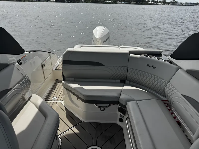 Slide: The Image of Sea Ray 260 SLX OB 2025 - 20