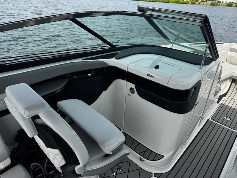 Slide: The Image of Sea Ray 260 SLX OB 2025 - 23