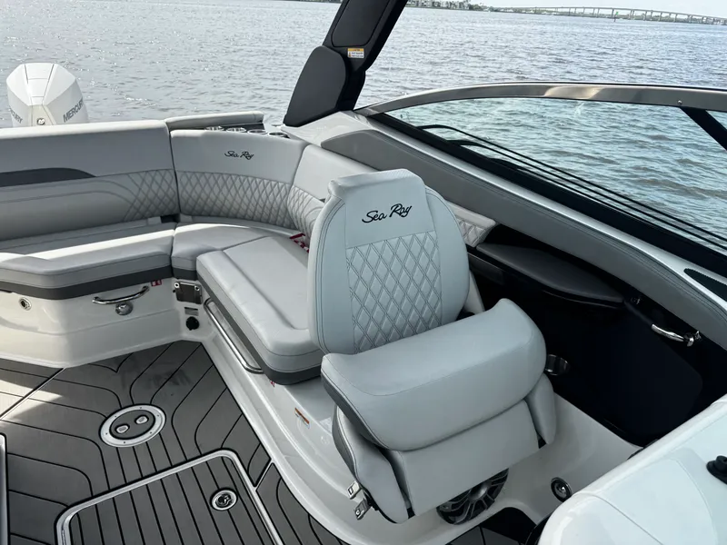 Slide: The Image of Sea Ray 260 SLX OB 2025 - 24