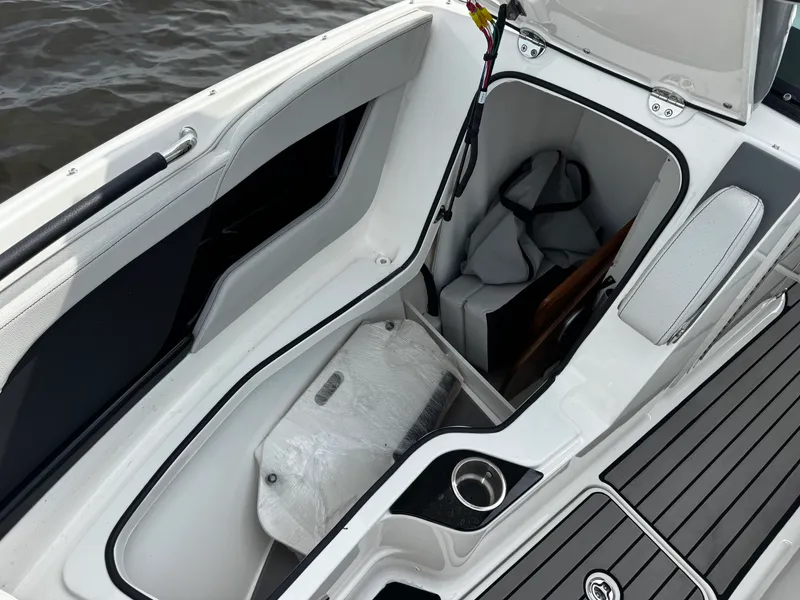 Slide: The Image of Sea Ray 260 SLX OB 2025 - 28