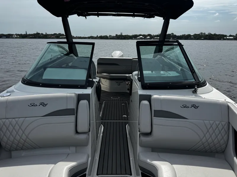 Slide: The Image of Sea Ray 260 SLX OB 2025 - 30