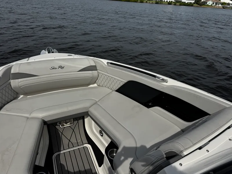 Slide: The Image of Sea Ray 260 SLX OB 2025 - 32