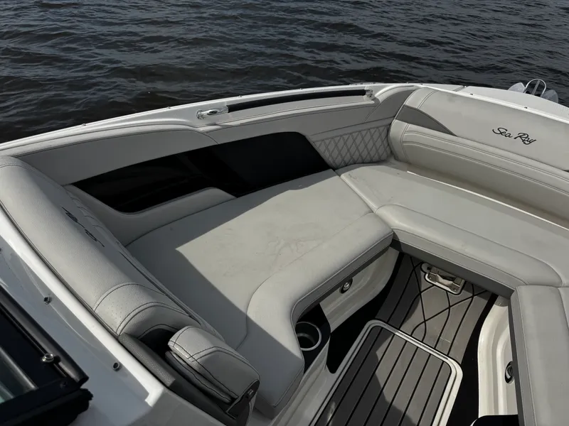 Slide: The Image of Sea Ray 260 SLX OB 2025 - 33