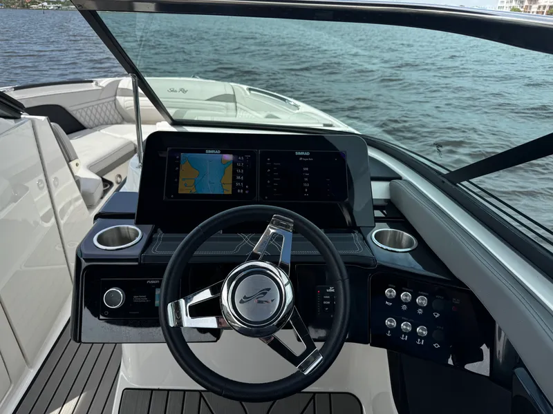 Slide: The Image of Sea Ray 260 SLX OB 2025 - 35