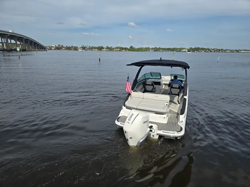 Slide: The Image of Sea Ray 260 SLX OB 2025 - 9