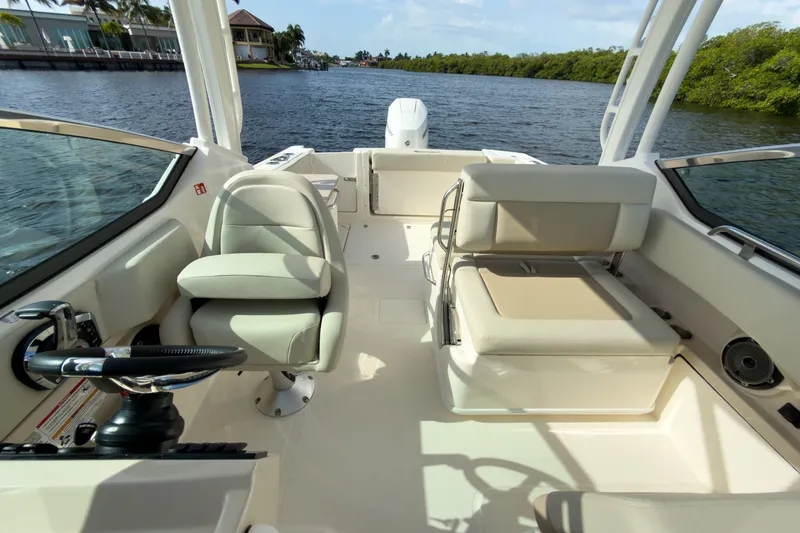 Slide: The Image of Boston Whaler 240 Vantage 2026 - 15