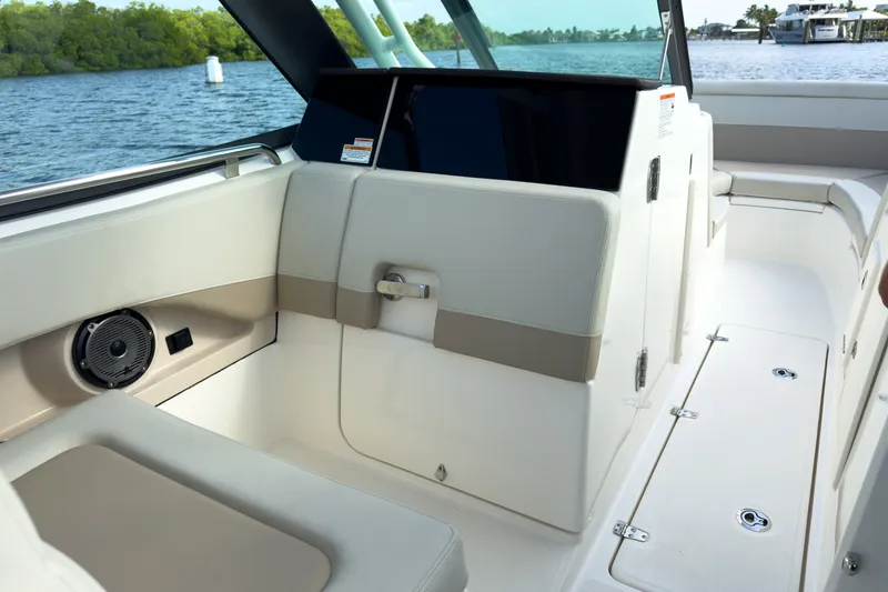 Slide: The Image of Boston Whaler 240 Vantage 2026 - 13